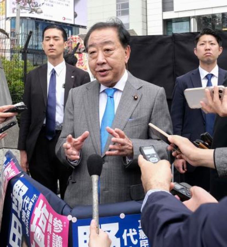 　記者団の取材に応じる立憲民主党の野田代表＝２０日午前、東京都新宿区