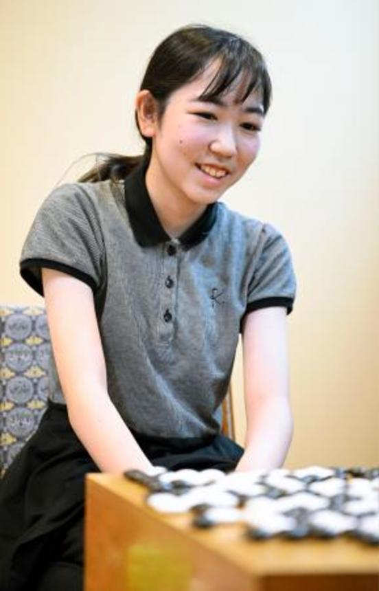 　囲碁の第５１期新人王戦で最年少優勝し、笑顔で対局を振り返る柳原咲輝二段＝２７日午後、大阪市の日本棋院関西総本部