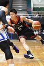 岐阜×福井＝第１クオーター、ゴール下に切り込む岐阜・高橋＝ＯＫＢぎふ清流アリーナ