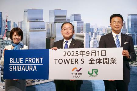 　「ブルーフロント芝浦」について記者会見する野村不動産ホールディングスの新井聡社長（中）ら＝１２日午後、東京都港区