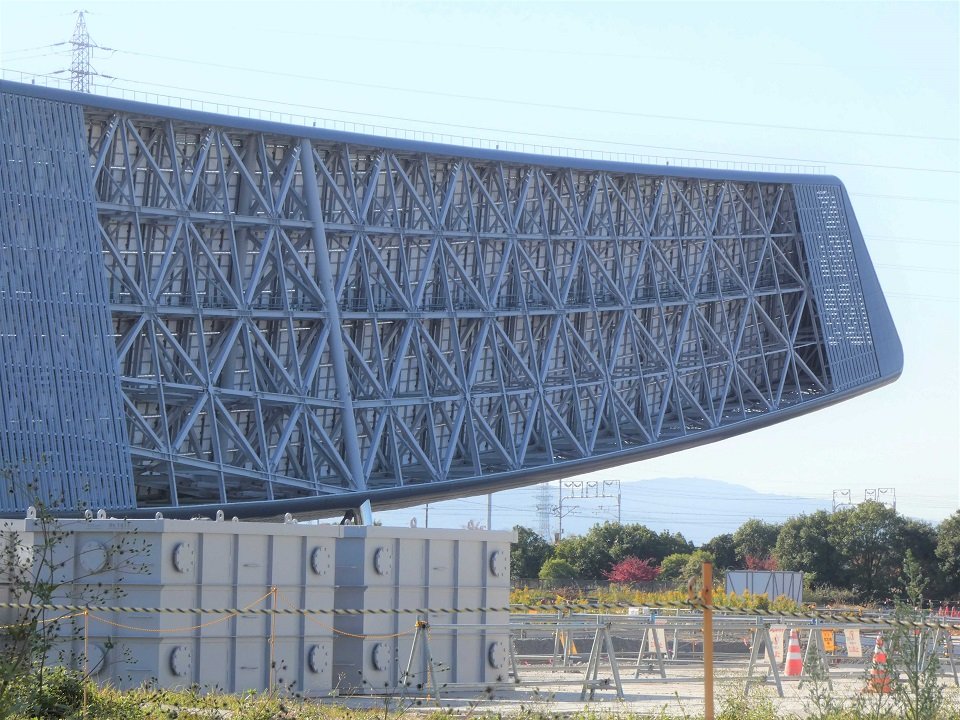 金属製の骨組みが編み目状に組まれたソーラーアークの裏側＝岐阜県安八郡安八町大森（２０２２年１１月８日撮影）