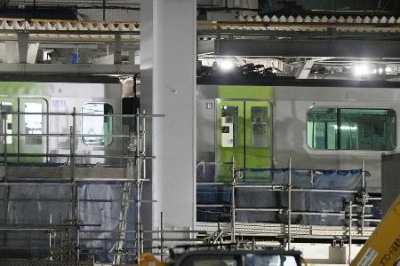 　ＪＲ渋谷駅の山手線外回りのホームに停車している電車＝２３日午前０時５５分