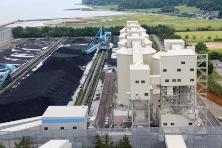 　石川県七尾市の七尾大田火力発電所に新設された、木質バイオマス混焼発電の燃料を貯蔵するサイロ＝１６日