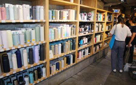 　渋谷ロフトの水筒売り場＝２日、東京都渋谷区