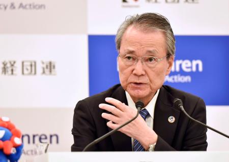 　記者会見する経団連の筒井義信会長＝７日午後、東京都千代田区