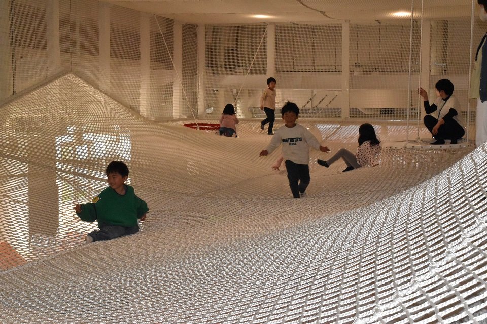 天井に張られたネット遊具で遊ぶ子どもたち＝岐阜市徹明通、柳ケ瀬グラッスル３５「ツナグテ」