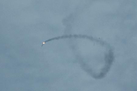 　打ち上げ後に落下するロケット＝１２日午前、北海道大樹町