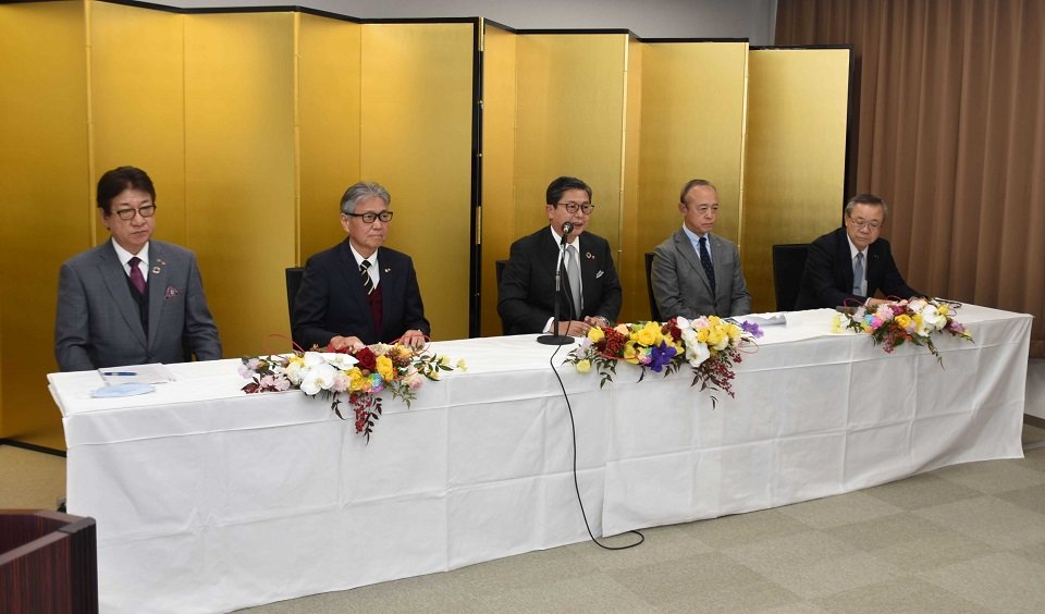 注力する取り組みなどを話す村瀬幸雄会頭（中央）ら＝岐阜市神田町、岐阜商工会議所