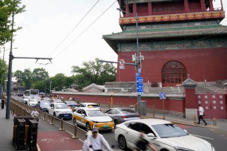 　北京市内を走る車＝６月（共同）