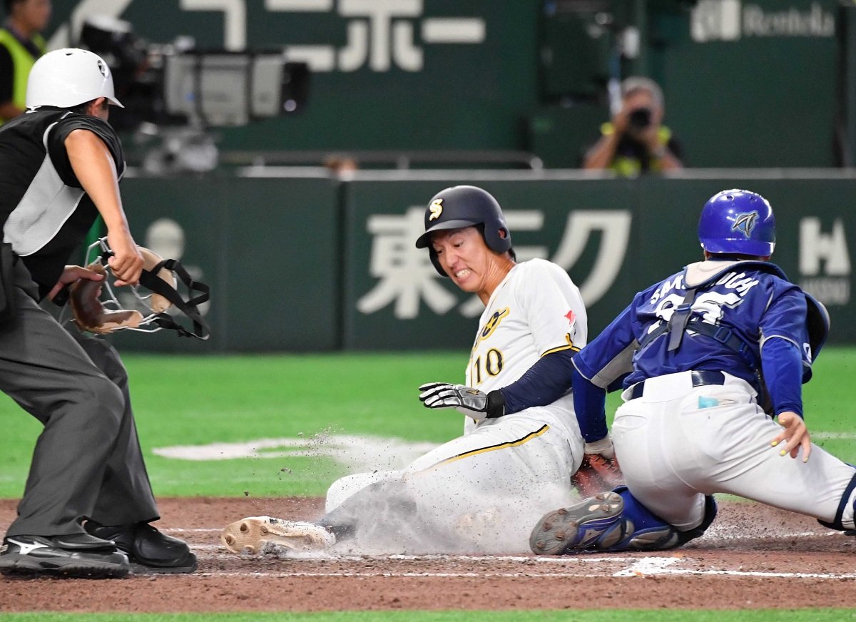西濃運輸×エイジェック＝９回表西濃運輸２死一塁、野崎の適時打で一走・小中が激走し、勝ち越しのホームに滑り込む＝東京ドーム