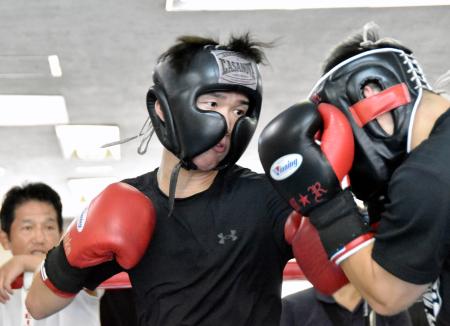 　初の世界戦に向け練習するＷＢＡライトフライ級１位の高見亨介＝東京都新宿区