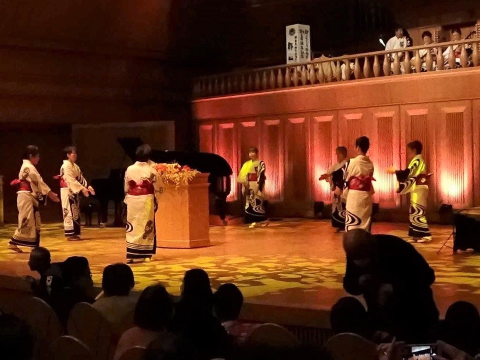 岐阜県人を歓迎した郡上おどり＝岐阜市薮田南、サラマンカホール