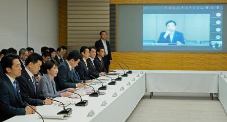 　熊本地震の非常災害復旧復興本部の初会合で発言する高市首相（左から３人目）。右はオンラインで出席した熊本県の木村敬知事＝４日午前、首相官邸