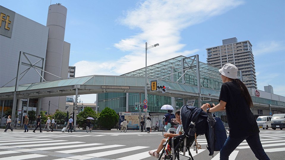 暑さに耐えながら歩く人ら。梅雨明けして青空が広がった＝１８日午前、岐阜市神田町、名鉄岐阜駅前