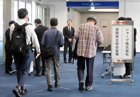 　シャープの定時株主総会の会場に向かう人たち＝２４日午前、大阪市