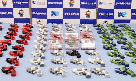 　愛知県警が回収した玩具拳銃の「リアルギミックミニリボルバー」＝１０月３０日、愛知県警本部
