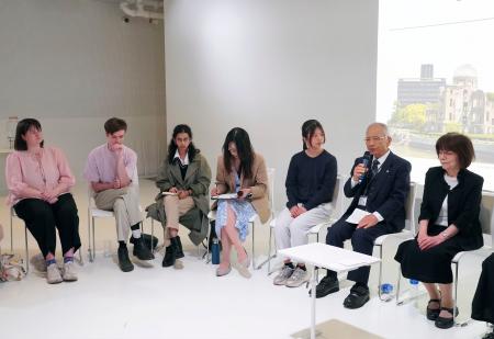 　ロンドンで開かれた英国の学生らとの交流会で、被爆体験を語る飯田国彦さん（右から２人目）と八幡照子さん（右端）＝１５日（共同）