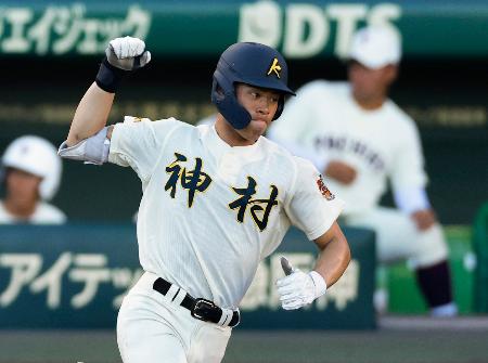 　東筑―神村学園　６回裏、本塁打を放ちガッツポーズする神村学園・田中＝甲子園