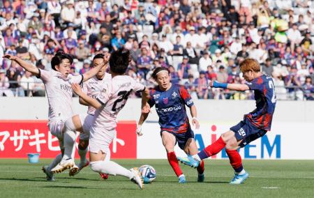 　ＦＣ東京―川崎　後半、チーム２点目のゴールを決めるＦＣ東京・野沢（右端）＝味スタ