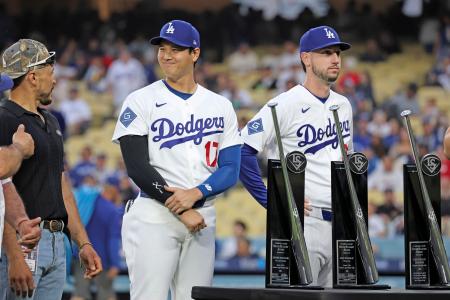 　シルバースラッガー賞の表彰で、笑顔を見せるドジャース・大谷。その右は同じく受賞者のタッカー＝ロサンゼルス（共同）