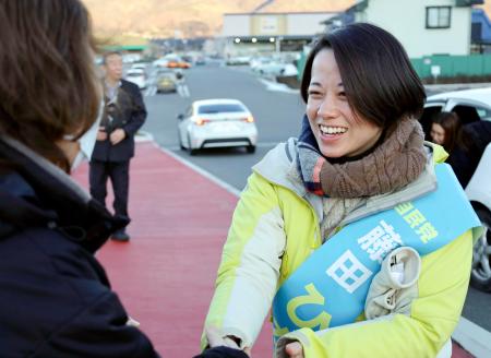 　衆院選長野２区で立候補し、有権者と握手する自民党の藤田ひかる氏＝３日、長野県安曇野市