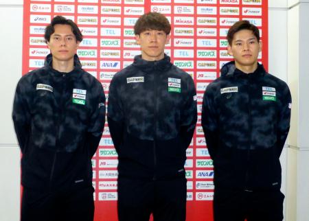 　バレーボールのネーションズリーグ男子決勝大会を終えて帰国した日本代表の（左から）高橋藍、石川祐希、西田有志＝３日、成田空港