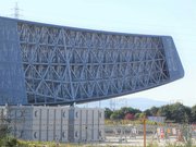 金属製の骨組みが編み目状に組まれたソーラーアークの裏側＝岐阜県安八郡安八町大森（２０２２年１１月８日撮影）