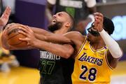 　プレーオフ１回戦のティンバーウルブズ戦でルディ・ゴベール（左）と競り合うレーカーズの八村塁＝４月３０日、ロサンゼルス（ＡＰ＝共同）