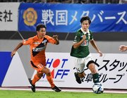 ＦＣ岐阜×宮崎＝前半、左サイドを攻め上がるＦＣ岐阜のＤＦ生地＝長良川競技場