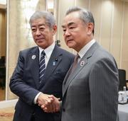 　会談前に握手を交わす岩屋外相（左）と中国の王毅外相＝１０日、クアラルンプール（共同）