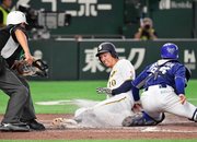 西濃運輸×エイジェック＝９回表西濃運輸２死一塁、野崎の適時打で一走・小中が激走し、勝ち越しのホームに滑り込む＝東京ドーム