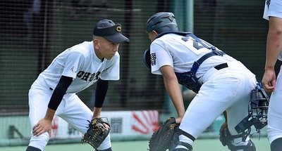 中京×各務原＝整列の前、真剣な表情を見せる中京の主将中村＝長良川