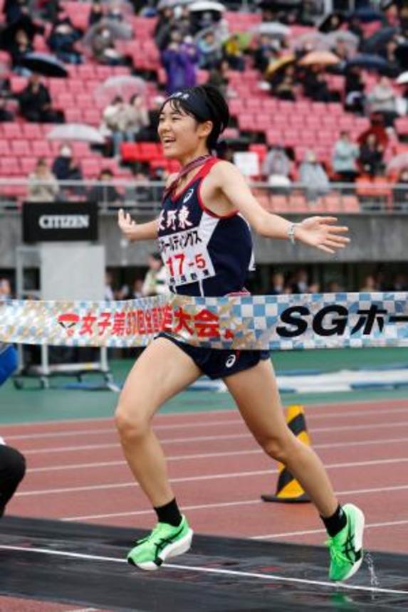 　全国高校駅伝女子で２年連続３度目の優勝を果たした長野東のアンカー今井玲那＝たけびしスタジアム京都