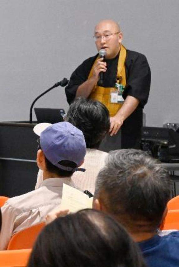 　仙台市で開かれた「グリーフ・フェス」で講演する僧侶の高橋悦堂さん＝２９日午後