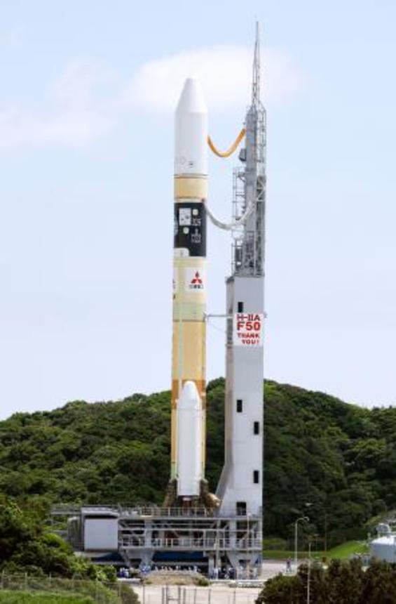 　発射地点に移動するＨ２Ａロケット５０号機＝２８日午前、鹿児島県の種子島宇宙センター