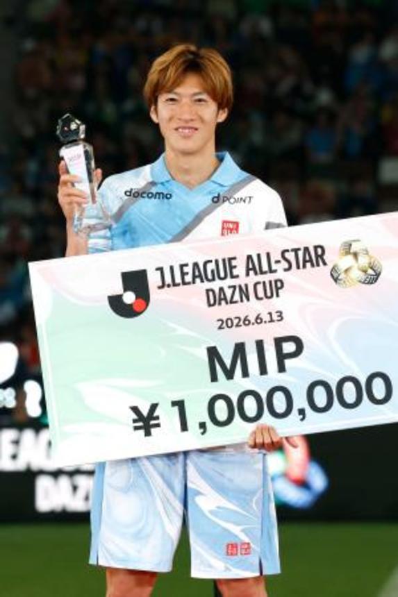 　決勝でゴールを決め、ＭＩＰに選ばれたＪ２・Ｊ３東Ａの土居＝ＭＵＦＧ国立