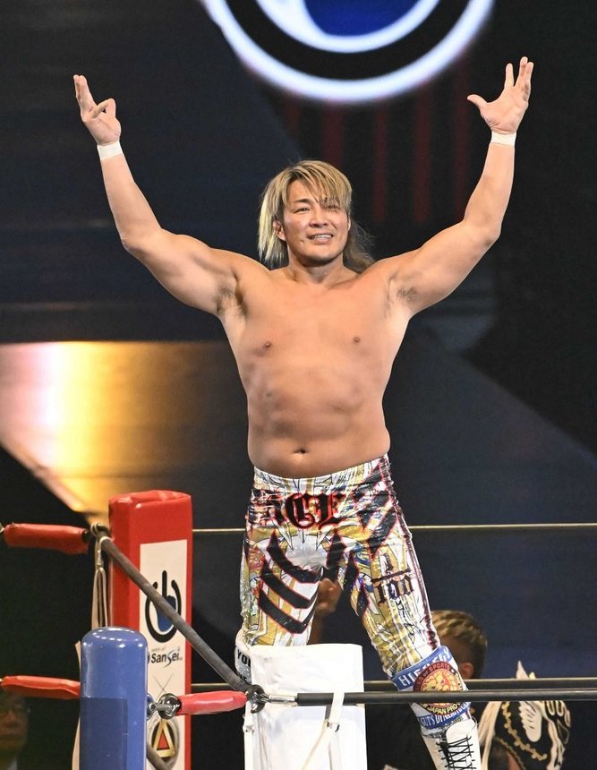 引退試合を終え、コーナーからファンに応える棚橋弘志さん＝４日午後８時２９分、東京都文京区、東京ドーム（撮影・堀尚人）