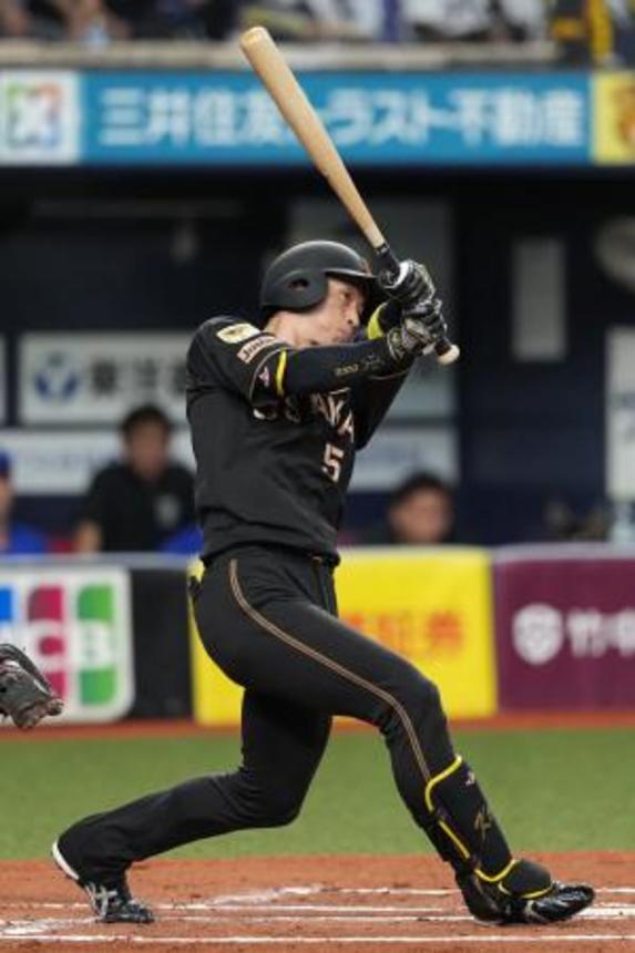　６回阪神１死、近本が右越えに先制本塁打を放つ＝京セラドーム