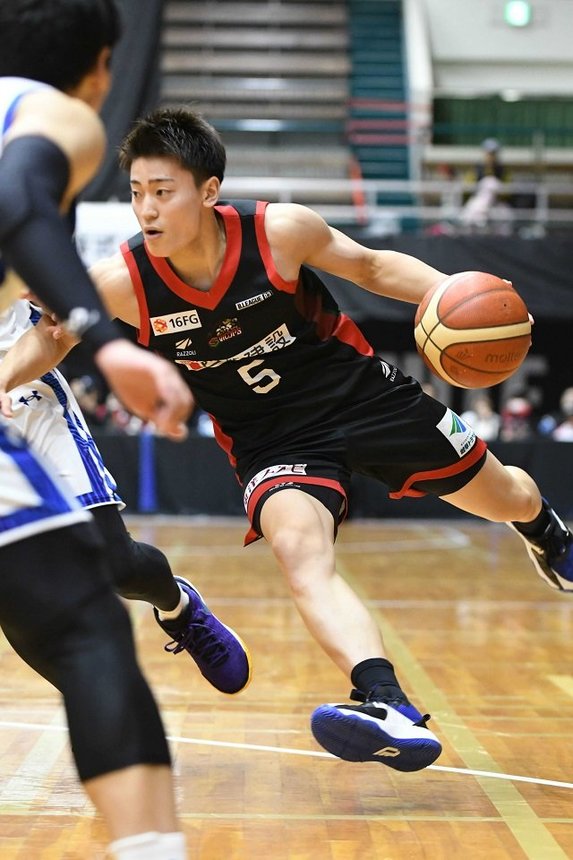 岐阜×福井＝第１クオーター、ゴール下に切り込む岐阜・高橋＝ＯＫＢぎふ清流アリーナ