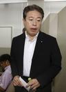 　９日、記者会見を終え引き揚げる自民党の鶴保庸介参院議員＝和歌山市