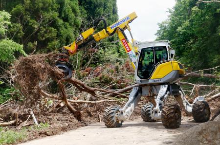 　倒木を運搬する特殊重機「スパイダー」＝２１日午前、石川県珠洲市