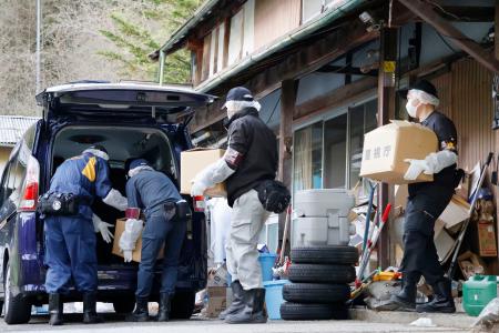 　戸田佳孝容疑者の自宅から押収物を運び出す捜査員＝１２日午後４時４３分、長野県生坂村