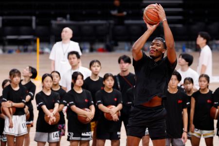 　キャンプ参加者に手本を見せるＮＢＡレーカーズの八村塁＝１８日、名古屋市のＩＧアリーナ