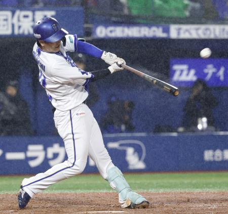 　３回ＤｅＮＡ２死、古市が左越えに２者連続本塁打を放つ＝横浜