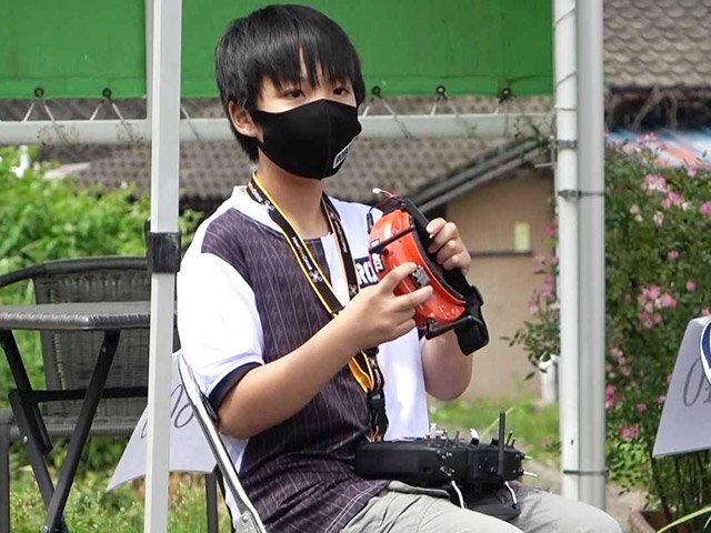 競技を前に機材の確認をする松井暁音君＝郡上市美並町、ＲＯＢＯＺ屋外サーキット