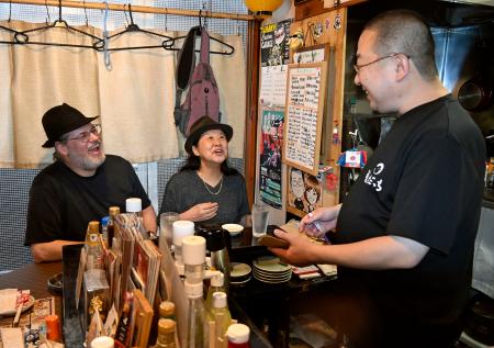 　「北の屋台」の店内で笑顔で話す客と店主＝２９日午後、北海道帯広市