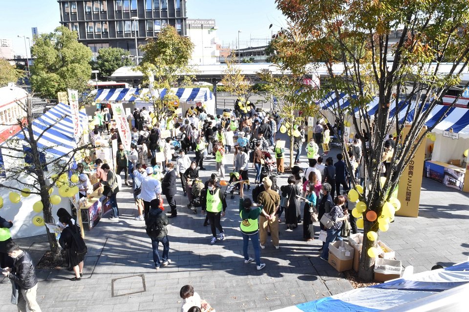 入場制限もあり多くの人でにぎわった「日本プリンアワード2022」＝岐阜市橋本町