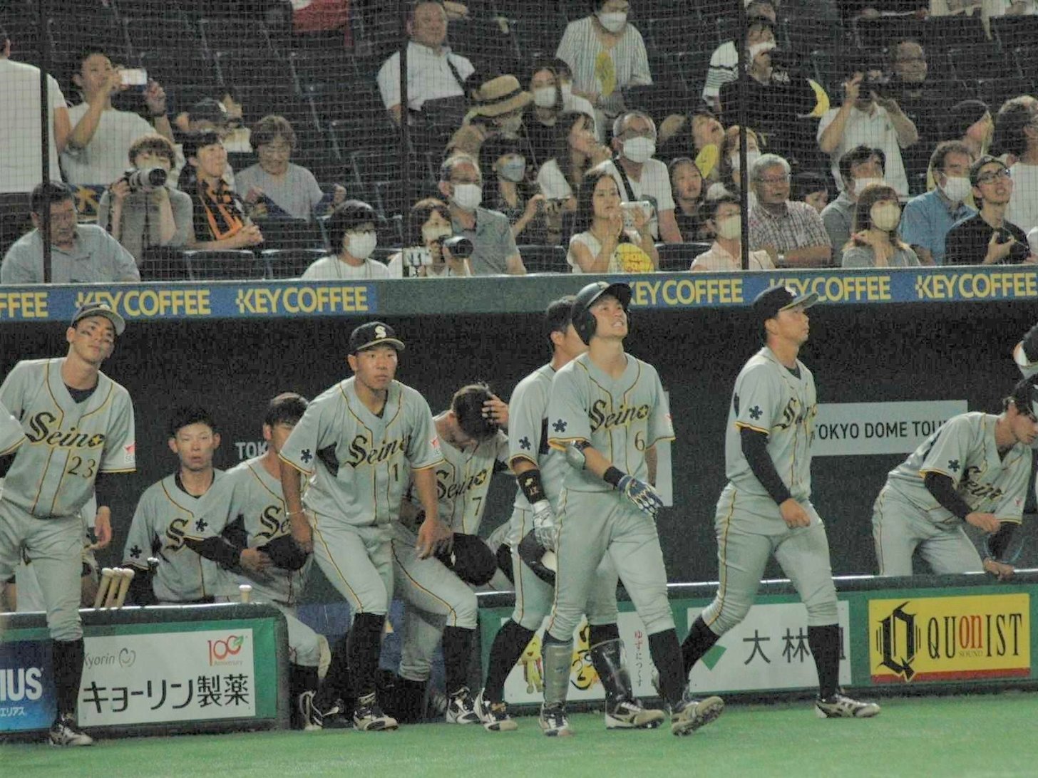 Ｈｏｎｄａ熊本×西濃運輸＝初戦敗退が決まり悔しそうな表情でベンチから出る西濃運輸の選手ら＝東京ドーム