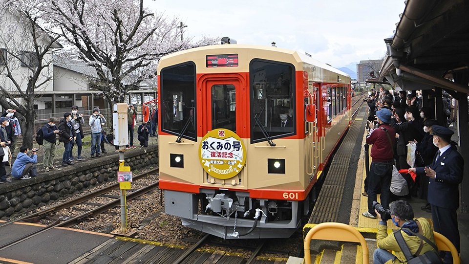 大勢の鉄道ファンに見守られて出発する「おくみの号」＝３日午前９時５６分、関市元重町、長良川鉄道関駅