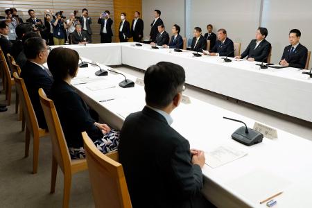 　首相官邸で開かれた原子力関係閣僚会議＝２９日午前